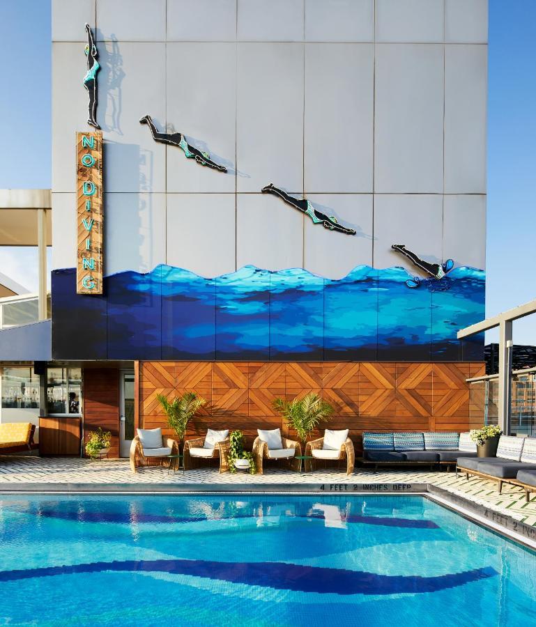 Gansevoort Meatpacking Hotel New York Exterior foto The pool at the Hotel Del Mar