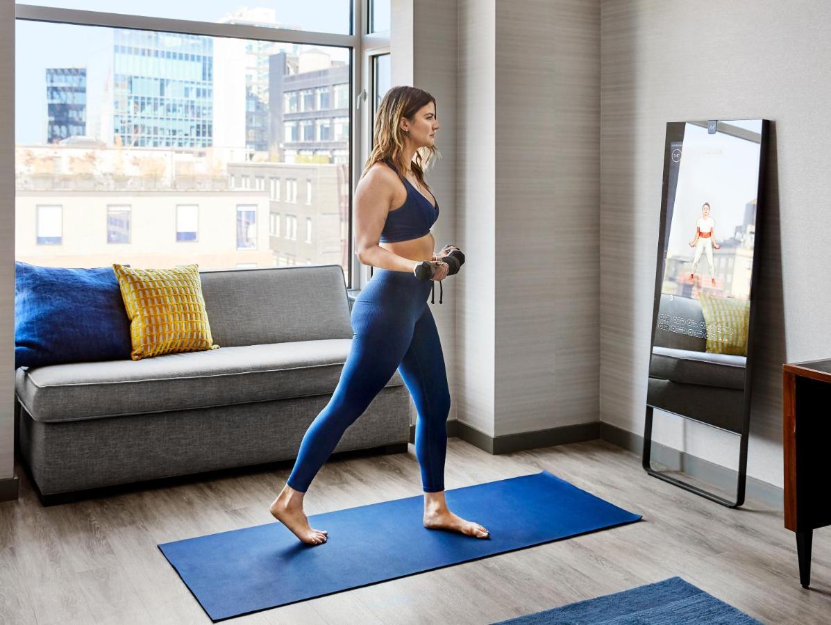 Gansevoort Meatpacking Hotel New York Exterior foto A woman working out with the Mirror