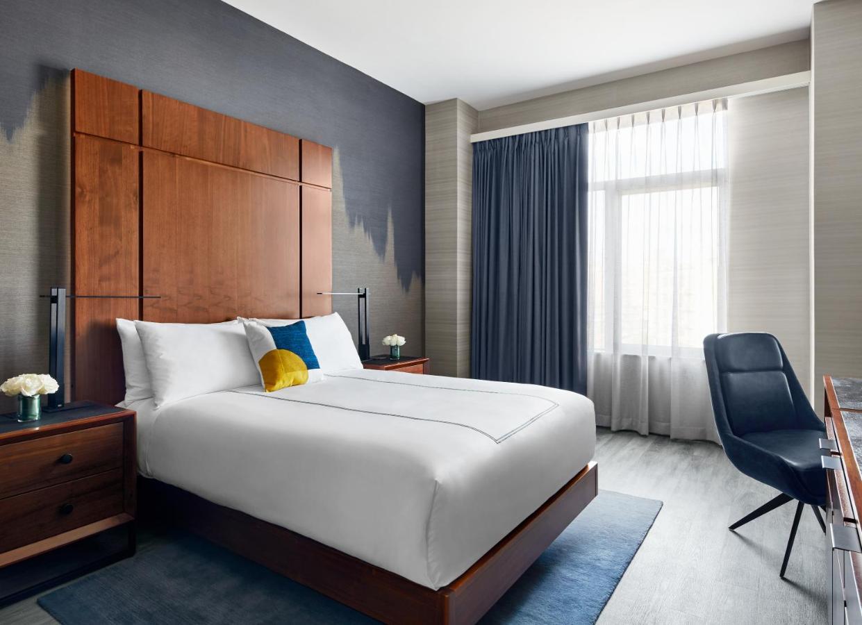 Gansevoort Meatpacking Hotel New York Exterior foto A guest room at the Hotel Commonwealth